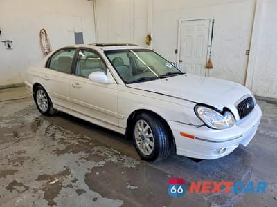 Czwarte zdjęcie samochodu z boku: 2002 HYUNDAI SONATA GLS VIN:KMHWF35H72A685874 - miniatura