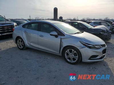 Czwarte zdjęcie samochodu z boku: 2018 CHEVROLET CRUZE LT VIN:1G1BE5SM9J7229060 - miniatura