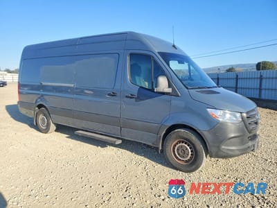 Czwarte zdjęcie samochodu z boku: 2019 MERCEDES BENZ SPRINTER 2500 DELIVERY VAN VIN:WD4PF1CD3KP141193 - miniatura