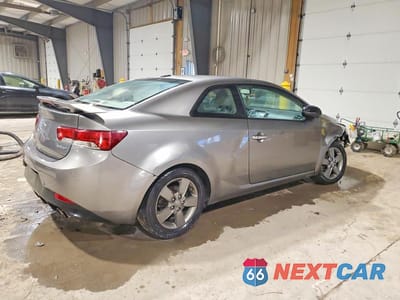 Trzecie zdjęcie samochodu z tyłu: 2011 KIA FORTE KOUP EX VIN:KNAFU6A25B5385446 - miniatura
