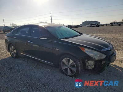 Czwarte zdjęcie samochodu z boku: 2012 HYUNDAI SONATA HYBRID BASE VIN:KMHEC4A43CA040816 - miniatura