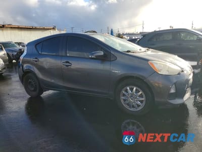 Czwarte zdjęcie samochodu z boku: 2013 TOYOTA PRIUS C VIN:JTDKDTB37D1548891 - miniatura