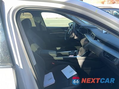 Piąte zdjęcie samochodu w środku: 2021 AUDI E-TRON PREMIUM PLUS VIN:WA1LAAGE1MB011692 - miniatura