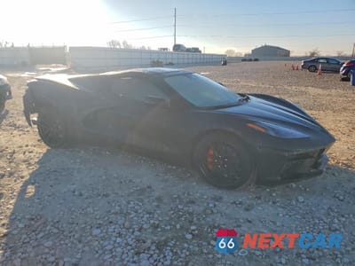 Czwarte zdjęcie samochodu z boku: 2025 CHEVROLET CORVETTE STINGRAY 1LT VIN:1G1YA2D43S5101900 - miniatura