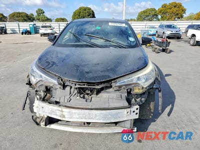 Piąte zdjęcie samochodu w środku: 2018 TOYOTA C-HR XLE VIN:NMTKHMBX6JR020124 - miniatura