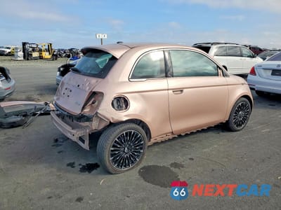 Trzecie zdjęcie samochodu z tyłu: 2024 FIAT 500 E LA PRIMA VIN:ZFAFFAC42RX208048 - miniatura