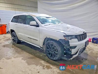 Czwarte zdjęcie samochodu z boku: 2022 JEEP GRAND CHEROKEE LAREDO E VIN:1C4RJFAG4NC112471 - miniatura