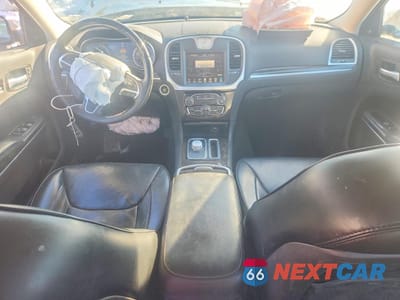 Zdjęcie 8 z 13 samochodu: 2016 CHRYSLER 300C VIN:2C3CCAKG9GH351309 - miniatura