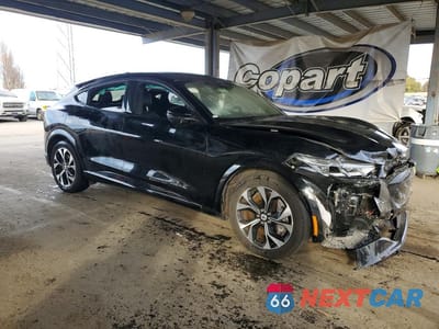 Czwarte zdjęcie samochodu z boku: 2023 FORD MUSTANG MACH-E PREMIUM VIN:3FMTK3SU9PMA97596 - miniatura