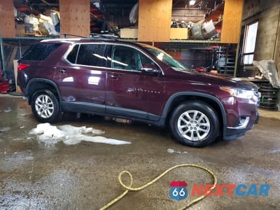 Czwarte zdjęcie samochodu z boku: 2018 CHEVROLET TRAVERSE LT VIN:1GNERGKW5JJ140120 - miniatura
