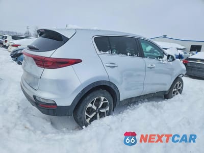 Trzecie zdjęcie samochodu z tyłu: 2020 KIA SPORTAGE LX VIN:KNDPMCAC0L7633610 - miniatura