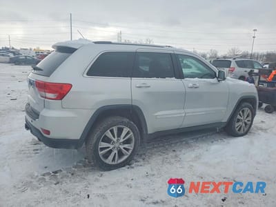 Trzecie zdjęcie samochodu z tyłu: 2013 JEEP GRAND CHEROKEE LAREDO VIN:1C4RJFAG4DC553466 - miniatura