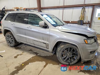 Czwarte zdjęcie samochodu z boku: 2020 JEEP GRAND CHEROKEE LAREDO VIN:1C4RJFAG8LC104032 - miniatura