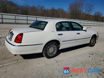 Trzecie zdjęcie samochodu z tyłu: 2000 LINCOLN TOWN CAR SIGNATURE VIN:1LNHM82W6YY887586 - miniatura