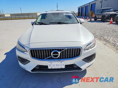 Piąte zdjęcie samochodu w środku: 2020 VOLVO S60 T6 MOMENTUM VIN:7JRA22TK3LG057264 - miniatura