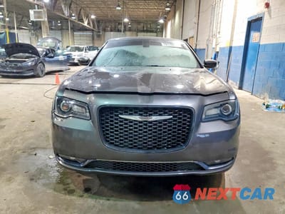 Piąte zdjęcie samochodu w środku: 2015 CHRYSLER 300 S VIN:2C3CCAGG3FH814309 - miniatura