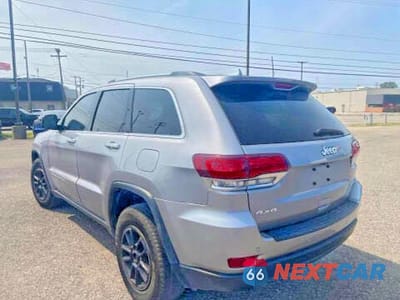 Trzecie zdjęcie samochodu z tyłu: 2020 JEEP GRAND CHEROKEE LAREDO VIN:1C4RJFAG3LC180905 - miniatura