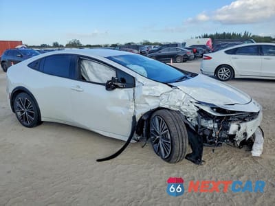 Czwarte zdjęcie samochodu z boku: 2023 TOYOTA PRIUS XLE VIN:JTDACAAU1P3005039 - miniatura