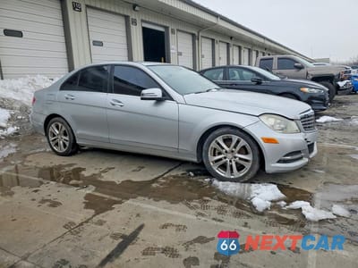 Czwarte zdjęcie samochodu z boku: 2013 MERCEDES-BENZ C 250 VIN:WDDGF4HB9DA743465 - miniatura