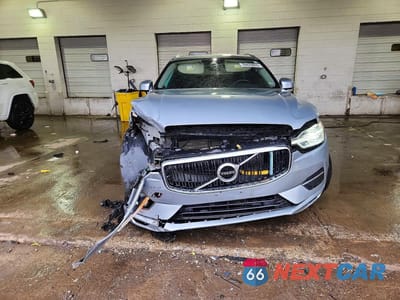 Piąte zdjęcie samochodu w środku: 2018 VOLVO XC60 T5 MOMENTUM VIN:YV4102RK4J1066080 - miniatura