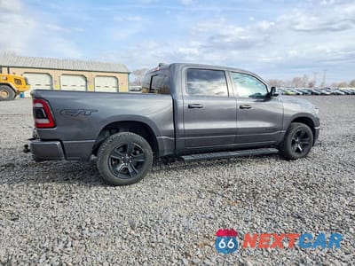 Trzecie zdjęcie samochodu z tyłu: 2022 RAM TRUCKS 1500 SPORT VIN:1C6SRFVT6NN437748 - miniatura