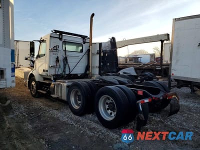 Trzecie zdjęcie samochodu z tyłu: 2020 VOLVO VNR SEMI TRUCK VIN:4V4WC9EG3LN266653 - miniatura