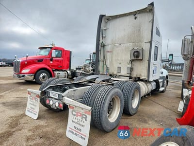 Czwarte zdjęcie samochodu z boku: 2019 KENWORTH T680 SEMI TRUCK VIN:1XKYDP9X4KJ223062 - miniatura