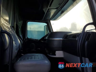 Piąte zdjęcie samochodu w środku: 2011 VOLVO VNL SEMI TRUCK VIN:4V4NC9EJ5BN531434 - miniatura