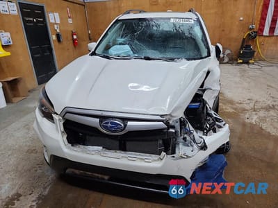 Piąte zdjęcie samochodu w środku: 2020 SUBARU FORESTER PREMIUM VIN:JF2SKAJC0LH446061 - miniatura