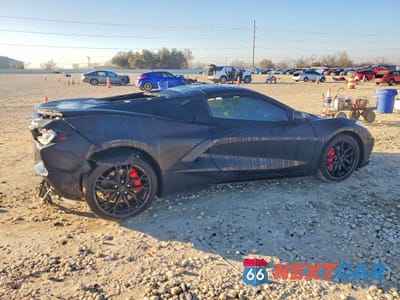 Trzecie zdjęcie samochodu z tyłu: 2025 CHEVROLET CORVETTE STINGRAY 1LT VIN:1G1YA2D43S5101900 - miniatura