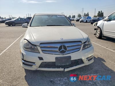 Piąte zdjęcie samochodu w środku: 2012 MERCEDES-BENZ C 250 VIN:WDDGF4HB8CA610498 - miniatura