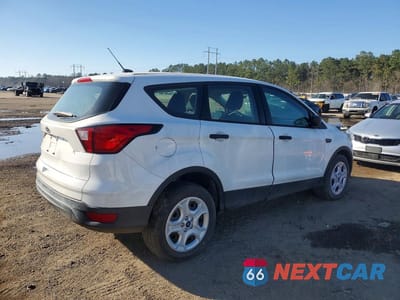 Trzecie zdjęcie samochodu z tyłu: 2019 FORD ESCAPE S VIN:1FMCU0F78KUB33196 - miniatura
