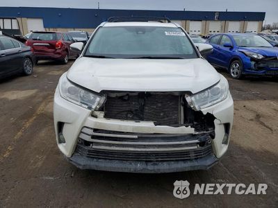 Piąte zdjęcie samochodu w środku: 2018 TOYOTA HIGHLANDER SE VIN:5TDJZRFH4JS542034 - miniatura