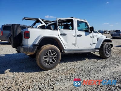 Trzecie zdjęcie samochodu z tyłu: 2026 JEEP WRANGLER SAHARA VIN:1C4PJXEG5TW172150 - miniatura
