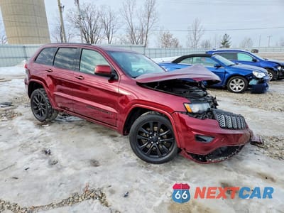 Czwarte zdjęcie samochodu z boku: 2018 JEEP GRAND CHEROKEE LAREDO VIN:1C4RJFAG7JC122552 - miniatura