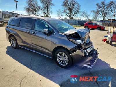 Czwarte zdjęcie samochodu z boku: 2024 TOYOTA SIENNA XLE 7-PASSENGER VIN:5TDYSKFC8RS124909 - miniatura