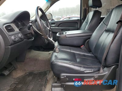 Zdjęcie 7 z 12 samochodu: 2010 CHEVROLET SUBURBAN K1500 LS VIN:1GNUKHE37AR148650 - miniatura