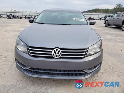Piąte zdjęcie samochodu w środku: 2013 VOLKSWAGEN PASSAT S VIN:1VWAH7A36DC121633 - miniatura