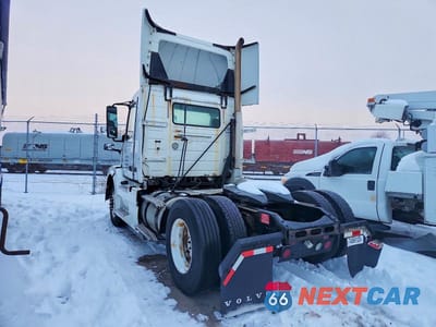 Trzecie zdjęcie samochodu z tyłu: 2012 VOLVO VNL SEMI TRUCK VIN:4V4N39EG0CN556439 - miniatura