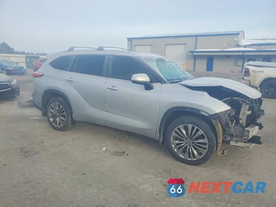 Czwarte zdjęcie samochodu z boku: 2022 TOYOTA HIGHLANDER PLATINUM VIN:5TDFZRBH9NS181949 - miniatura