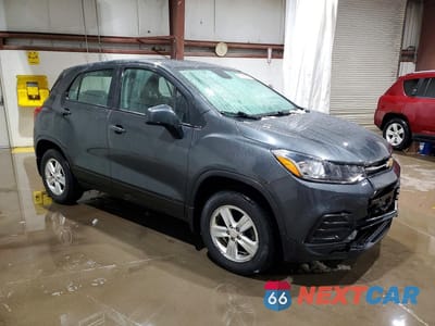 Czwarte zdjęcie samochodu z boku: 2020 CHEVROLET TRAX LS VIN:3GNCJNSB5LL167667 - miniatura