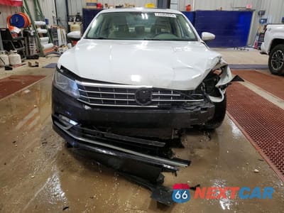 Piąte zdjęcie samochodu w środku: 2016 VOLKSWAGEN PASSAT SE VIN:1VWBT7A3XGC043249 - miniatura