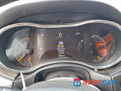 Zdjęcie 9 z 12 samochodu: 2017 JEEP GRAND CHEROKEE LAREDO VIN:1C4RJFAG8HC910282 - miniatura