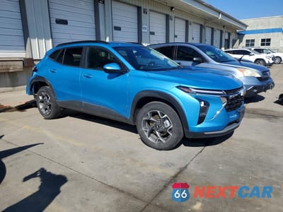 Czwarte zdjęcie samochodu z boku: 2025 CHEVROLET TRAX 1LT VIN:KL77LHEP3SC093069 - miniatura