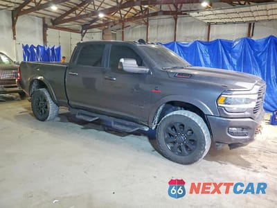 Czwarte zdjęcie samochodu z boku: 2022 RAM 2500 LARAMIE VIN:3C6UR5FL1NG309900 - miniatura