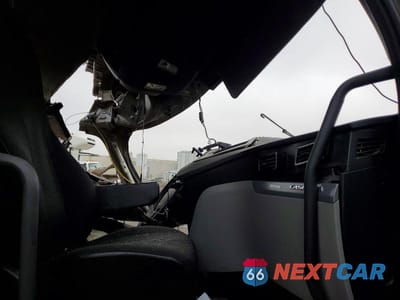 Piąte zdjęcie samochodu w środku: 2021 FREIGHTLINER CASCADIA 1 - SEMI TRUCK VIN:3AKJHHDR5MSMC0841 - miniatura