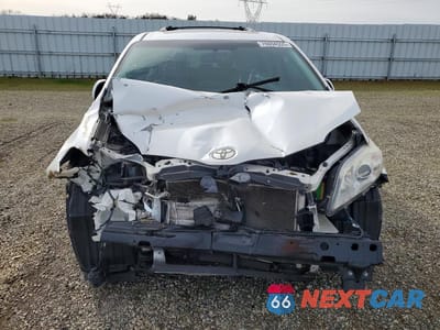 Piąte zdjęcie samochodu w środku: 2016 TOYOTA SIENNA XLE 8-PASSENGER VIN:5TDYK3DC8GS696665 - miniatura