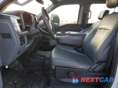 Zdjęcie 7 z 13 samochodu: 2023 FORD F350 SUPER DUTY TRUCK CAB AND CHASSIS VIN:1FT8W3DT5PEC22151 - miniatura