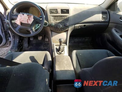 Zdjęcie 8 z 13 samochodu: 2004 HONDA ACCORD EX VIN:1HGCM556X4A148685 - miniatura