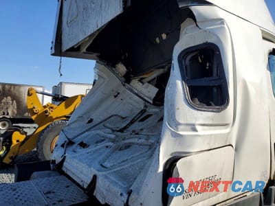 Zdjęcie 6 z 10 samochodu: 2015 FREIGHTLINER CASCADIA SEMI TRUCK VIN:3AKJGLD58FSGR7772 - miniatura